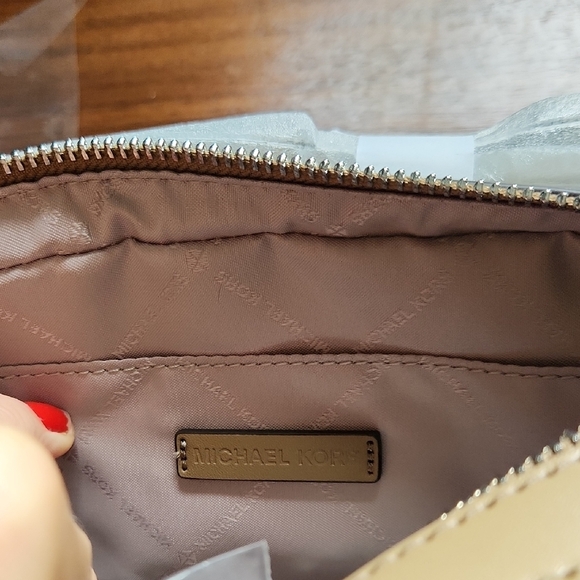🔥Michael Kors NWT🔥Tan and Cream Crossbody Bag - Picture 5 of 6